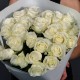Букет из 25 белых роз в дизайнерской упаковке