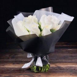15 белых роз в черно-белой упаковке