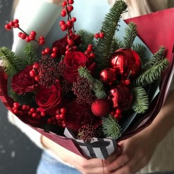 Новогодний букет из роз и нобилиса