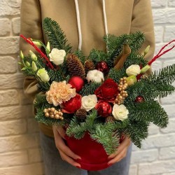 Новогодняя композиция в шляпной коробке