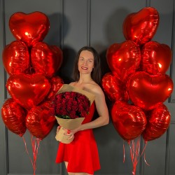 Композиция из 20 красных сердец и букетом красных роз 35 шт