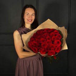 35 красных роз ред наоми