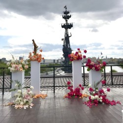 Оформление свадебной церемонии композициями из роз