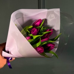 Букет из 7 фиолетовых тюльпанов