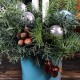 Новогодняя композициця в голубой корбке со свечами