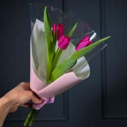 Букет из 3 ярко розовых тюльпанов